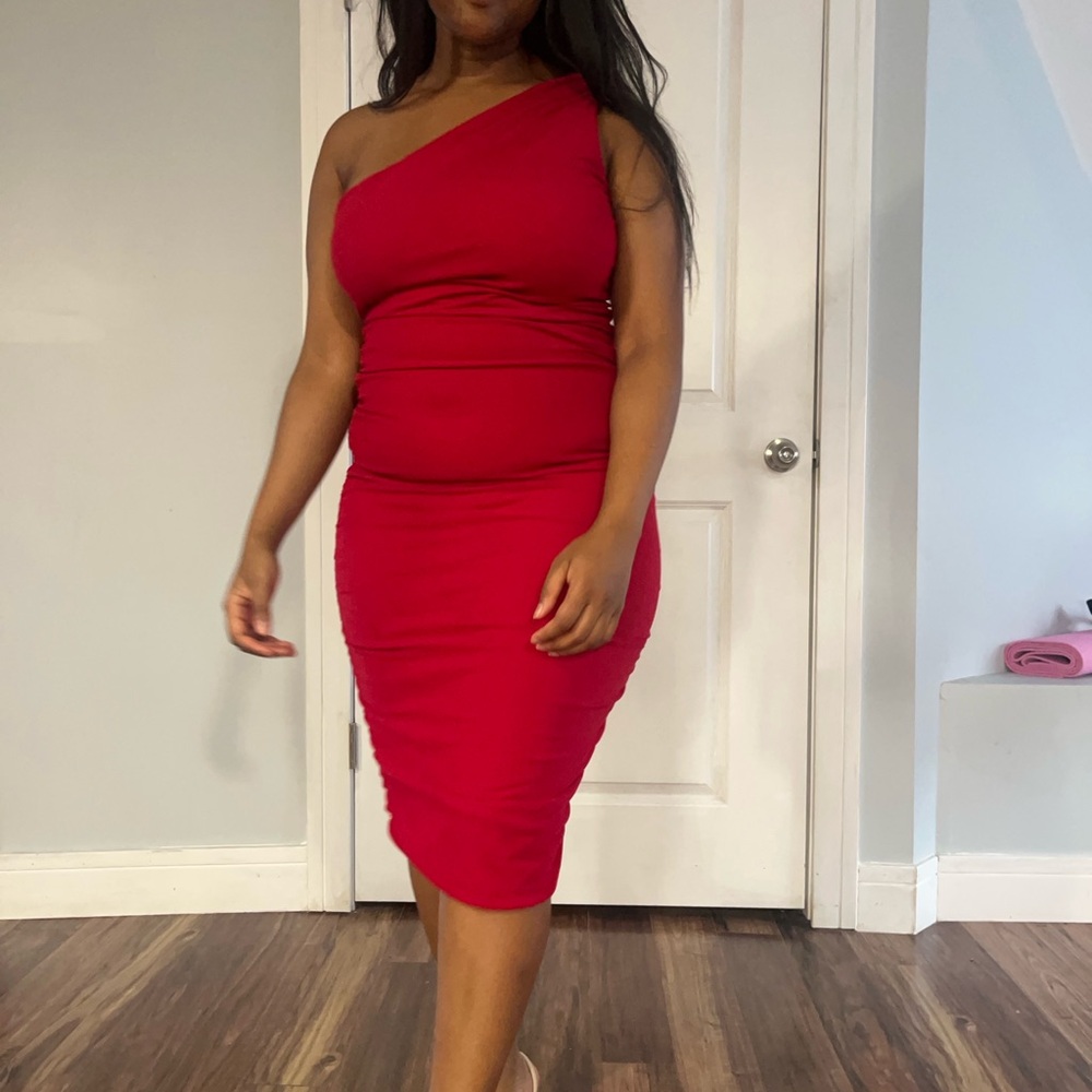 Red bodycon dress size M